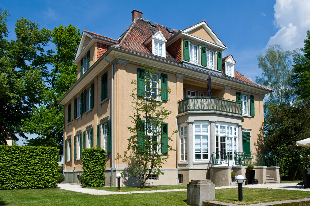 Für die Putz- und Stuckarbeiten an der Villa Hero in Groß-Gerau wurde die Firma Steuernagel & Lampert GmbH & Co. KG mit dem „Bundespreis für Handwerk in der Denkmalpflege“ ausgezeichnet