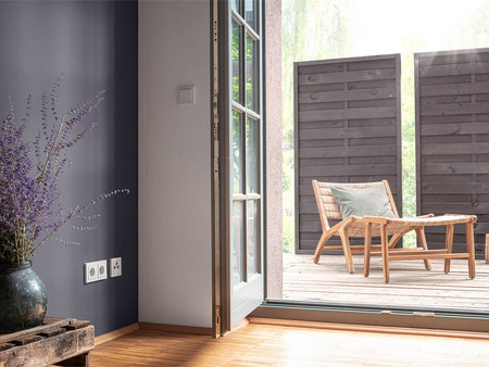 Wall: PremiumColor 3D Lavendel 40<br>
Wall: CapaSilan Weiß<br>
Wooden palisade: Capadur SilverStyle Deep Space