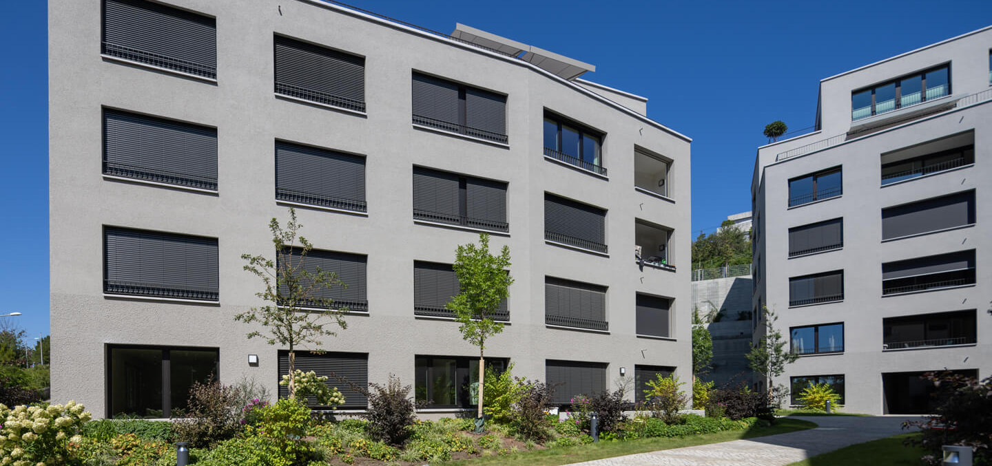 Wohnkomplex an der Stafflenbergstraße, Stuttgart, aus polygonalen Gebäuden mit facettierten Fassaden.