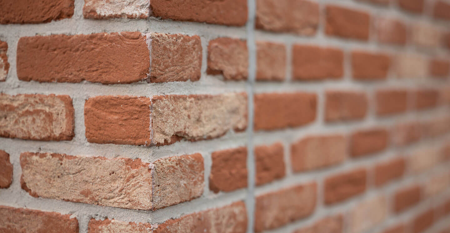 Nahaufnahme der WDVS-Fassade des Kindergartenneubaus in Ralbitz-Rosenthal mit Klinker und Faserbeton.