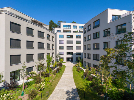Wohnensemble an der Stafflenbergstraße, Stuttgart: polygonale Gebäude mit differenzierten Grautönen und facettierten Fassaden.
