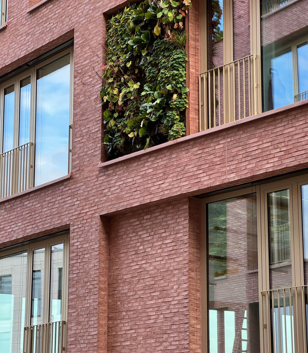 Modernen Fassade aus rötlichen Klinkerriemchen mit großen Fenstern im Quartier Q8 Neckarpark, Stuttgart.