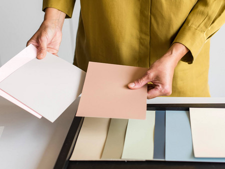 Person sucht Farben mit Farbtafeln aus