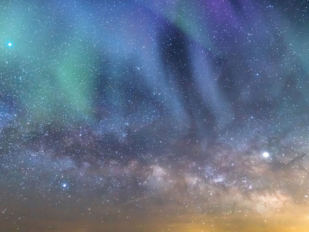 Ein sternenklarer Nachthimmel mit farbenfrohen Polarlichtern in Blau, Grün und Gelbtönen