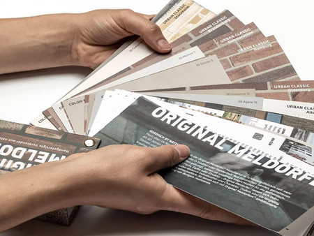 Detailansicht Farbfächer Meldorfer in der Hand ausgebreitet