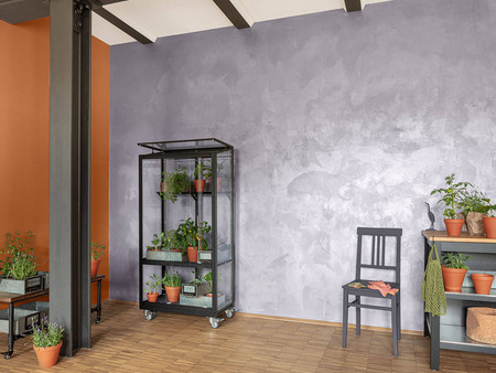Ceiling: CapaSilan Weiß<br>
Wall: PremiumColor 3D Papaya 65<br>
Metal girder: Aqua Metallschutz EG DB 703<br>
Wall: Capadecor® Stucco Eleganza 3D Velvet 55<br>
Chair: Capacryl PU-Gloss 3D Lavendel 40