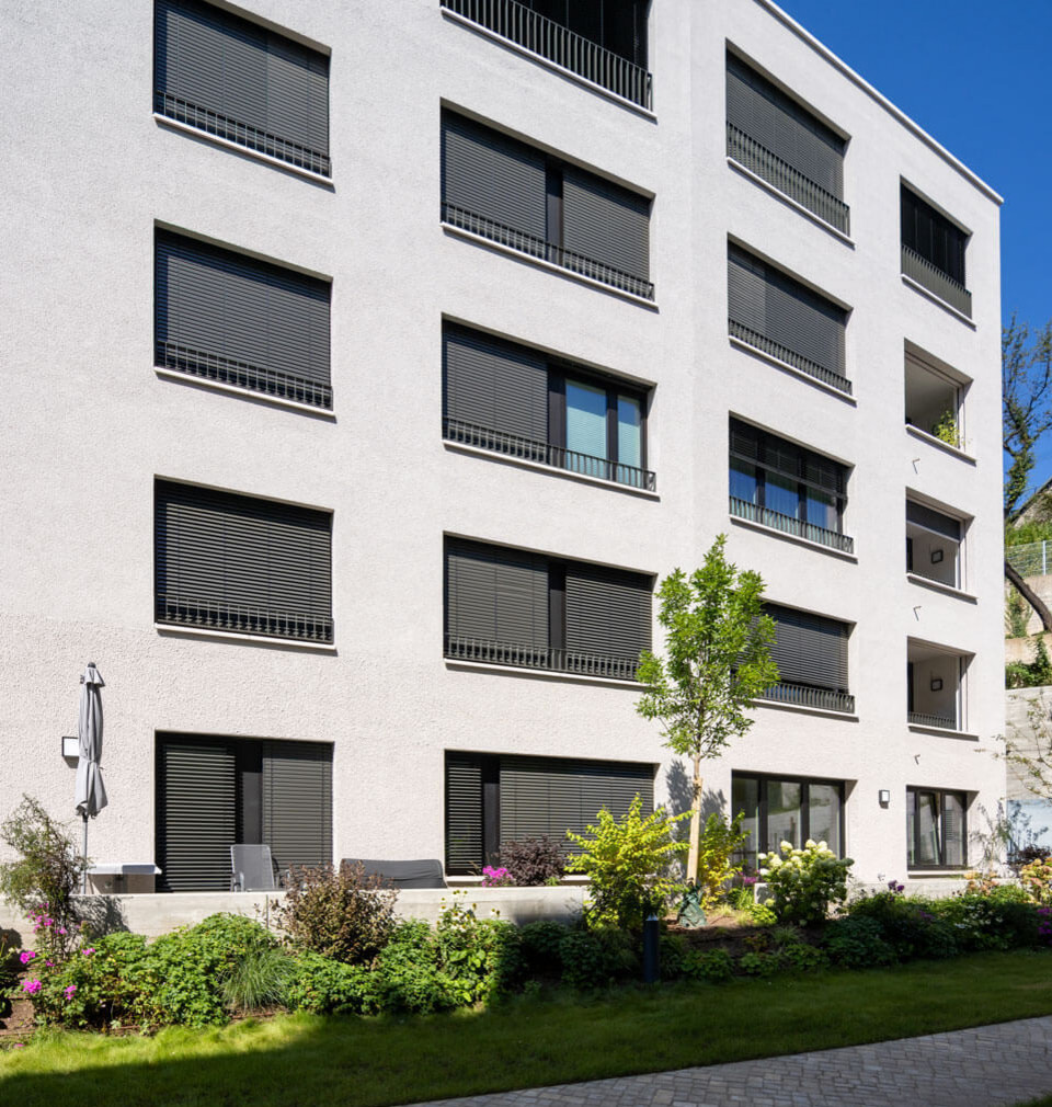 Wohnkomplex an der Stafflenbergstraße, Stuttgart, aus polygonalen Gebäuden mit facettierten Fassaden.