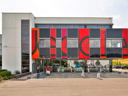 Extended color palette and graphic design of the façade put the Jedele brand closer to the zeitgeist