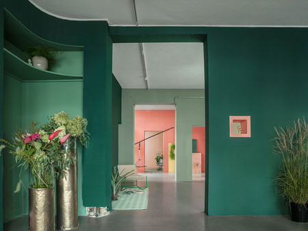 In the review, the rooms create a harmonious and contrasting play of colors