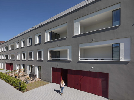 Neubau-Fassade mit langlebigem ThermoSan NGQ Anstrich und vertieften Fensterumrandungen, realisiert mit Kammzug-Technik.