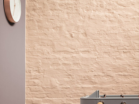 3D Cameo 10 & 3D Palazzo 175 – eine in sanfter Pastellnuance gestrichene Backsteinwand bringt Struktur und Freundlichkeit in den Raum