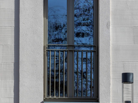 Ein besonderes Highlight: fassadenbündige Fenster mit aufgesetzter Umrandung.
