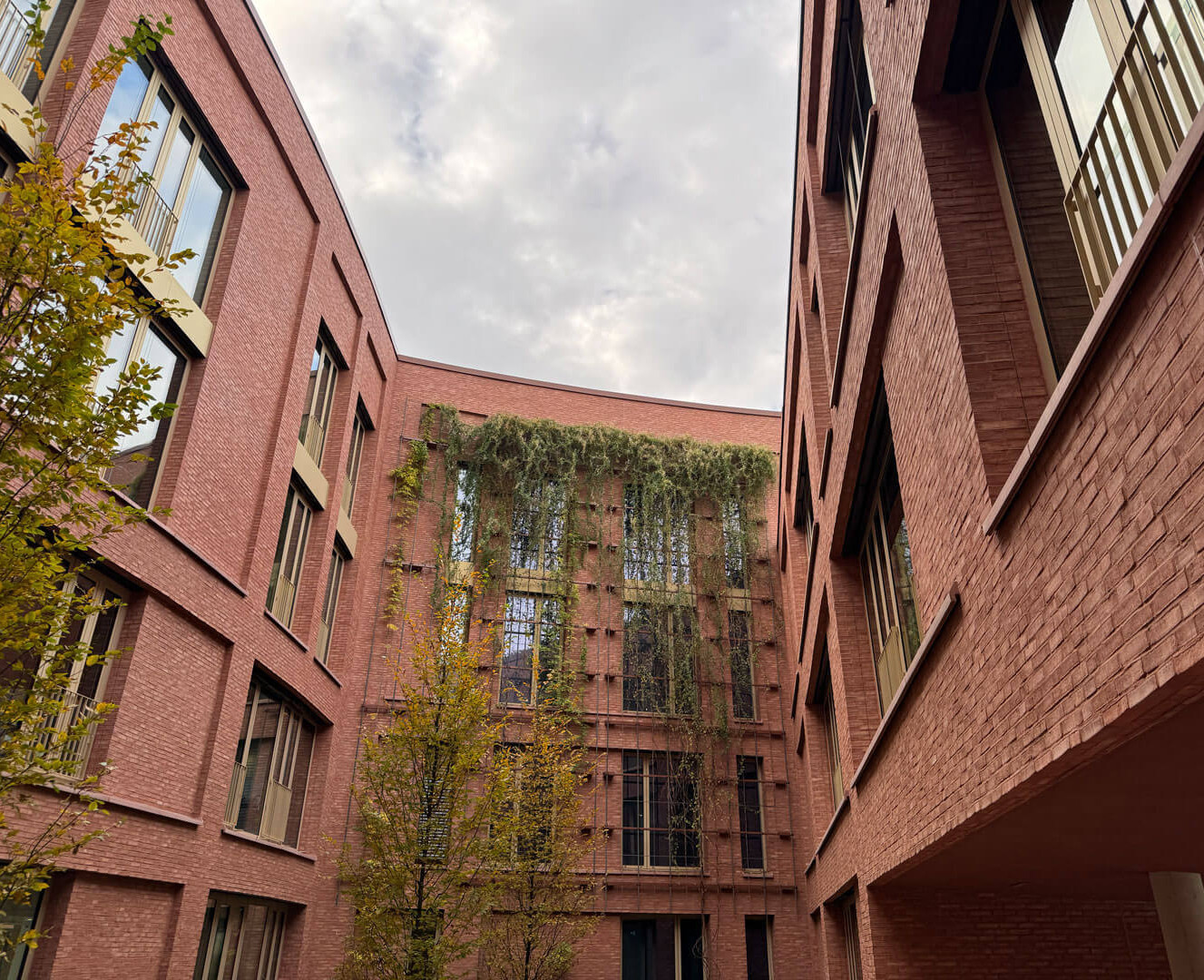Blick auf Gewerbeflächen im Quartier Q8 Neckarpark, Stuttgart, mit Wohnbauten und rötlicher Klinkerfassade.