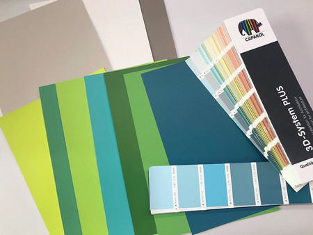 Farbcollage: Auswahl und Zusammenstellung mit Farbtonblättern zur besseren Beurteilung
