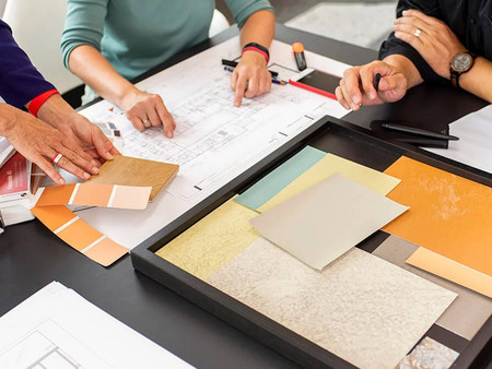 Farbtafeln und Designentwürfe auf Tisch