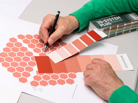 Abmustern mit CAPAROL Farbfächer unter Normlicht