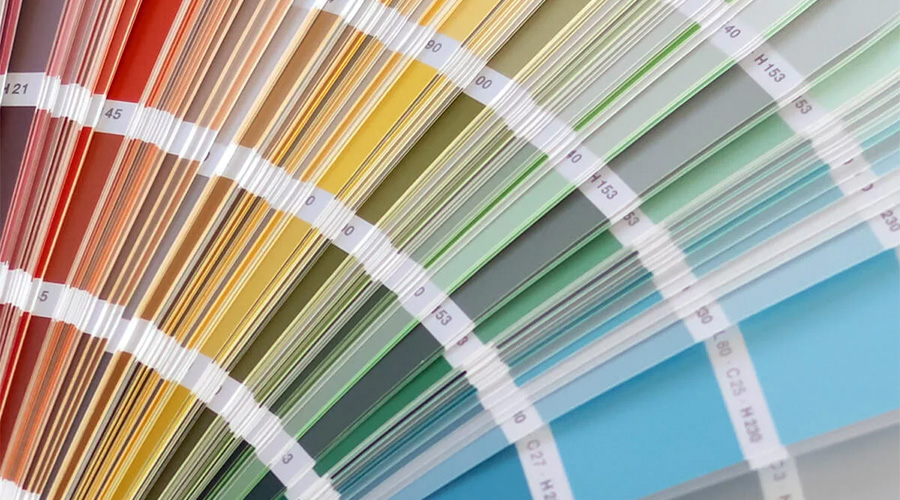 Detailansicht aufgefächerter Farbfächer. Farben von rot über gelb, grün nach blau