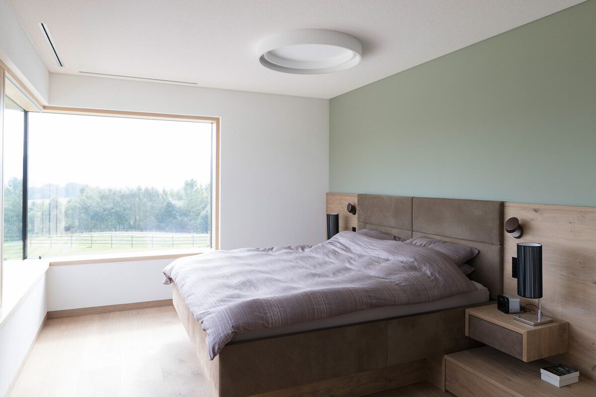 Schlafzimmer mit großem Bett 