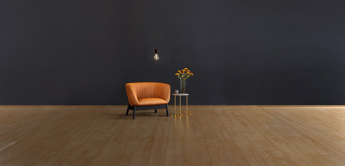 Brauner Sessel und Beistelltisch vor dunkler Wand 