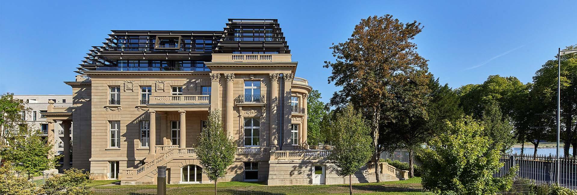 Die Geschossigkeit des Palais ist klassisch: Auf die repräsentative Beletage folgt das erste, private Obergeschoss. Im Mansarddach befanden sich Dienstzimmer.