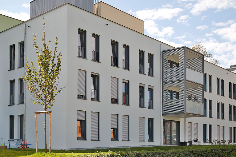 <b>Wohnungsbau in Konstanz:</b> Moderne, klar strukturierte Putzfassade ausgeführt mit ThermoSan NQG.