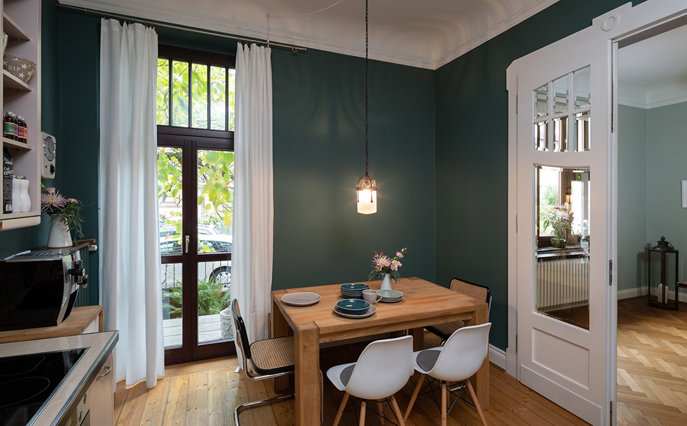 Ein besonderer Farbton für die Küche: Das trendige Waldgrün (3D Patina 45) sorgt für eine gemütliche Stimmung.