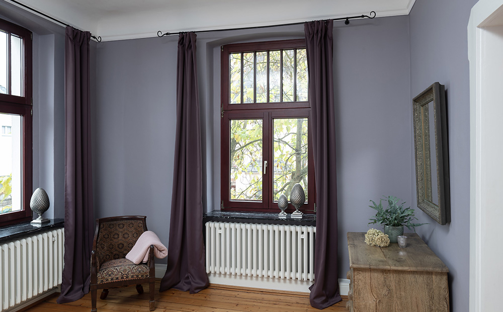 Ein vergrautes Aubergine (3D Viola 10) sorgt für eine ruhige und angenehme Atmosphäre im Elternschlafzimmer.