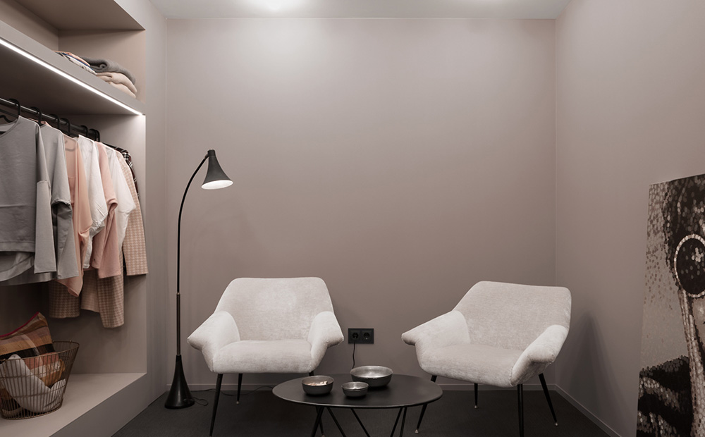 Ein Hauch gedämpftes Rosé (3D Cameo 10) prägt die Wände in der Mode-Boutique. Helle Sessel setzen sich kontrastreich ab.