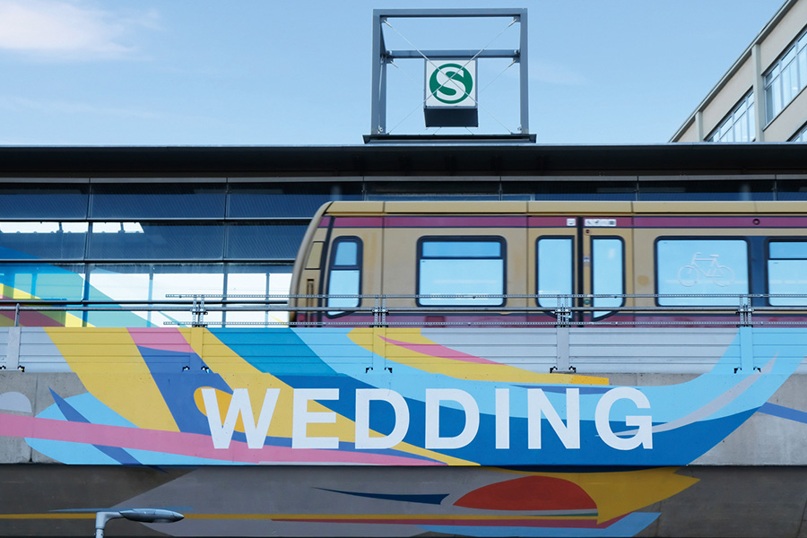Der Berliner Künstler Kera hat den S-Bahnhof Wedding mit der Fassadenfarbe Muresko neu gestaltet