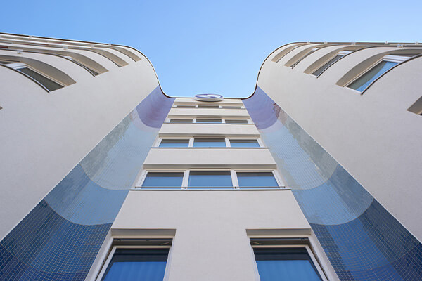 Maritimes Flair mit glänzenden Wellen