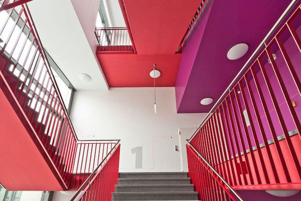 Licht und Farbe bieten Sicherheit und Orientierung in der Tiefgarage