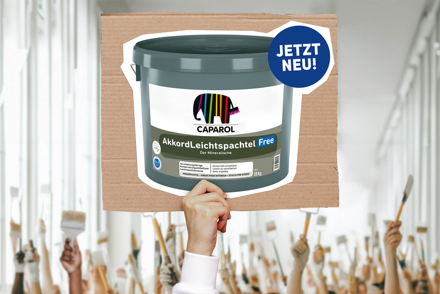 Hände halten Pappschild in die Luft. Darauf AkkordLeichtspachtel Free Gebinde mit Sticker und Aufschrift: Jetzt neu!