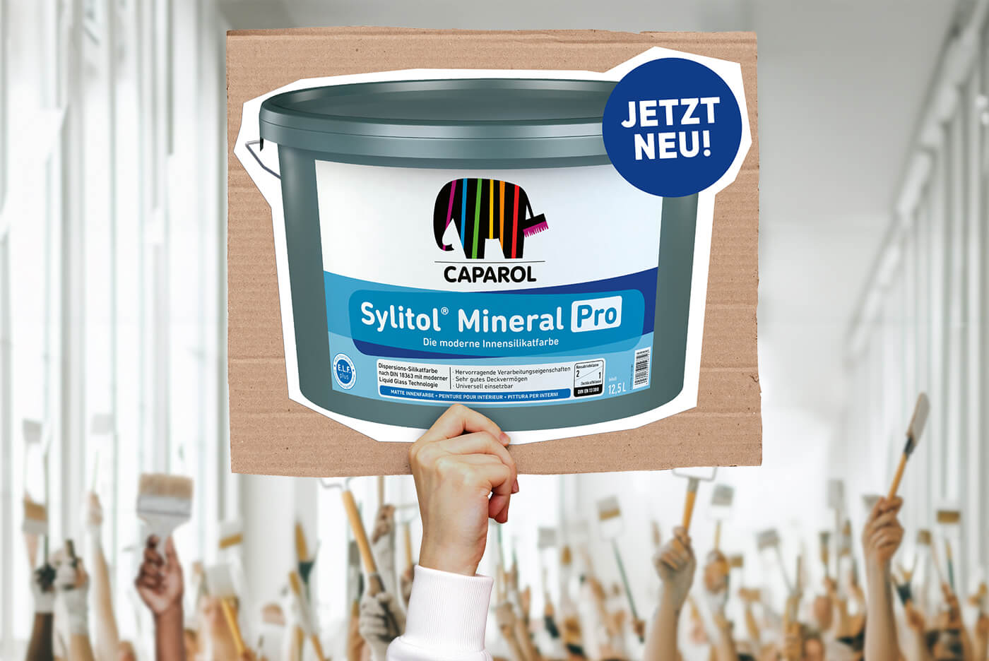 Hände halten Pappschild in die Luft. Darauf Sylitol® Mineral Pro und Gebinde mit Sticker und Aufschrift: Jetzt neu!