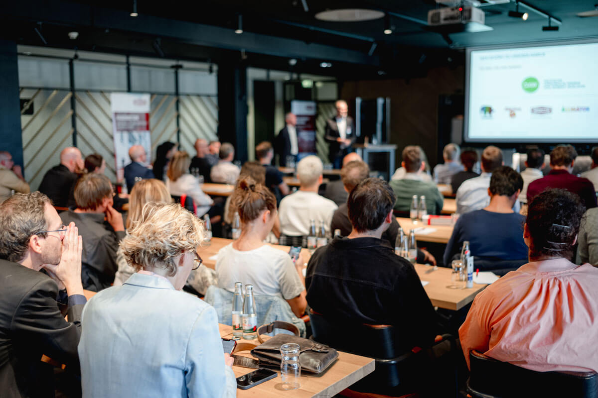 Caparol Bauwissen Connect Vortrag in einem Saal voller Zuschauern
