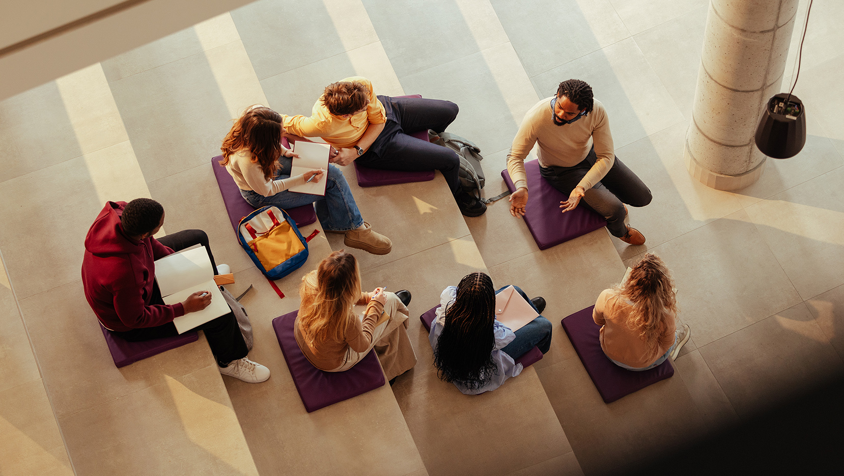 Studenten in Sitzgruppe Caparol Architektur Award