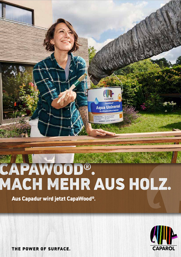 CapaWood-Infobroschüre: Frau im Garten hält Pinsel, während ein Elefant ein Caparol-Farbgebinde präsentiert.