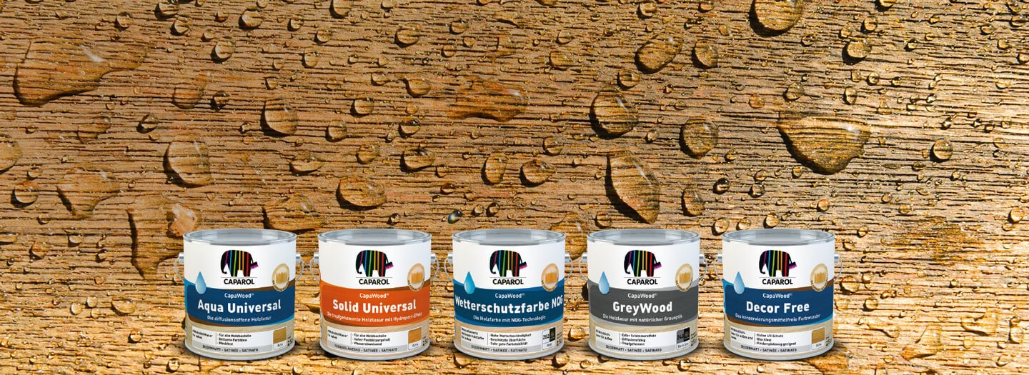 CapaWood-Hintergrund in Braun mit Regentropfen und fünf Caparol-Farbgebinden darauf.