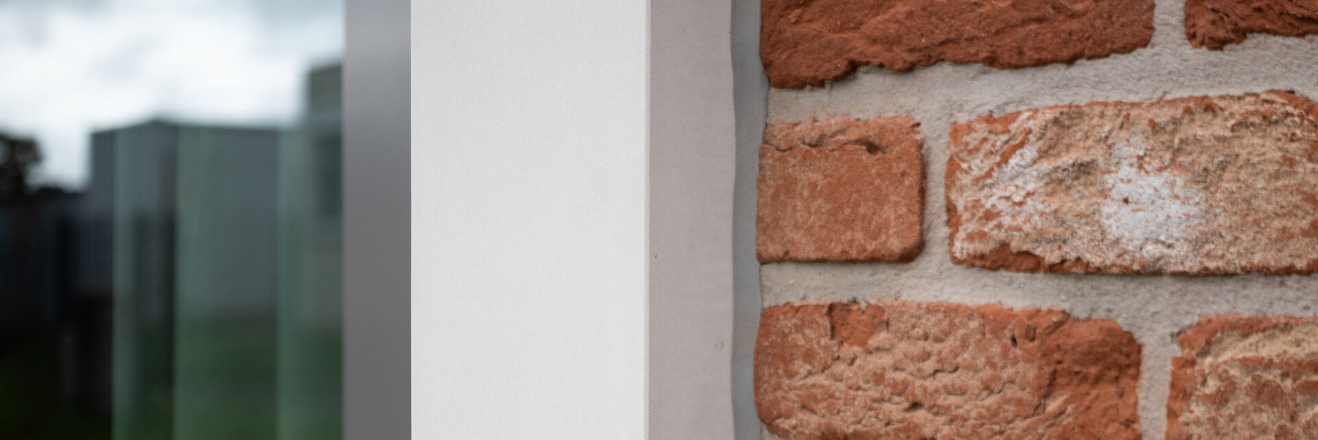 Nahaufnahme der WDVS-Fassade des Kindergartenneubaus in Ralbitz-Rosenthal mit Klinker, Faserbeton und Fenster.