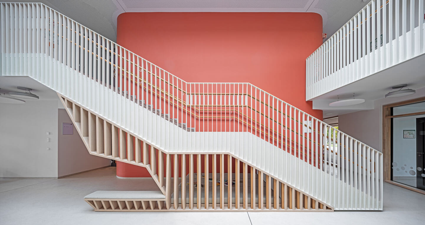 Moderne Treppenanlage im Neubau der Kindertagesstätte in Ralbitz-Rosenthal mit fröhlichen Wänden und sicheren Treppenläufen.