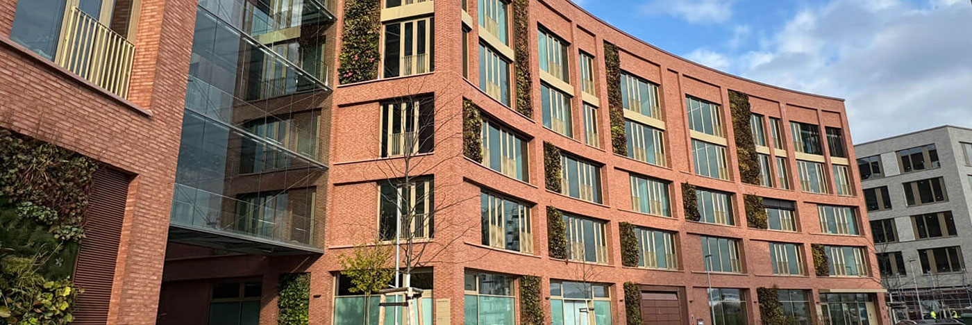 Blick auf Gewerbeflächen im Quartier Q8 Neckarpark, Stuttgart, kombiniert mit Wohnbauten und öffentlichen Bereichen.