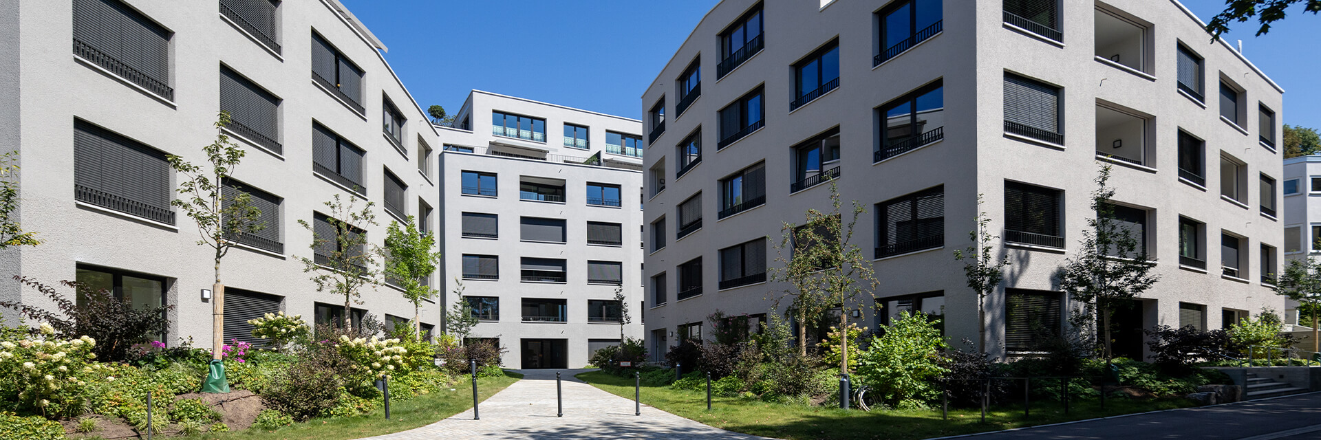 Sechs polygonale Wohnbauten in erdigen Grautönen mit facettierten Fassaden in der Stafflenbergstraße, Stuttgart.