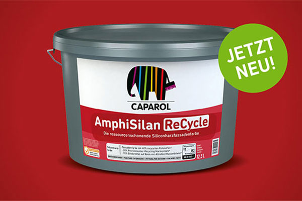 Caparol AmphiSilan ReCycle Fassadenfarbe im Gebinde vor rotem Hintergrund mit grünem Hinweis „Jetzt neu!“