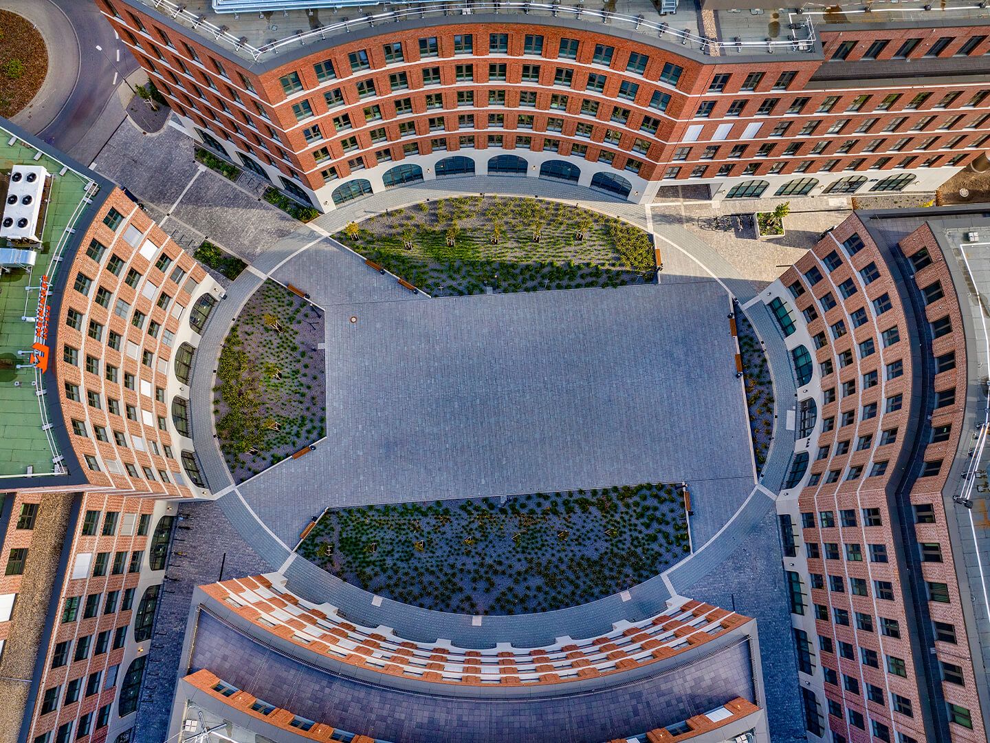 Moderne Architektur des Quartiers Ovum mit ovalem Platz und hochwertiger Fassadengestaltung