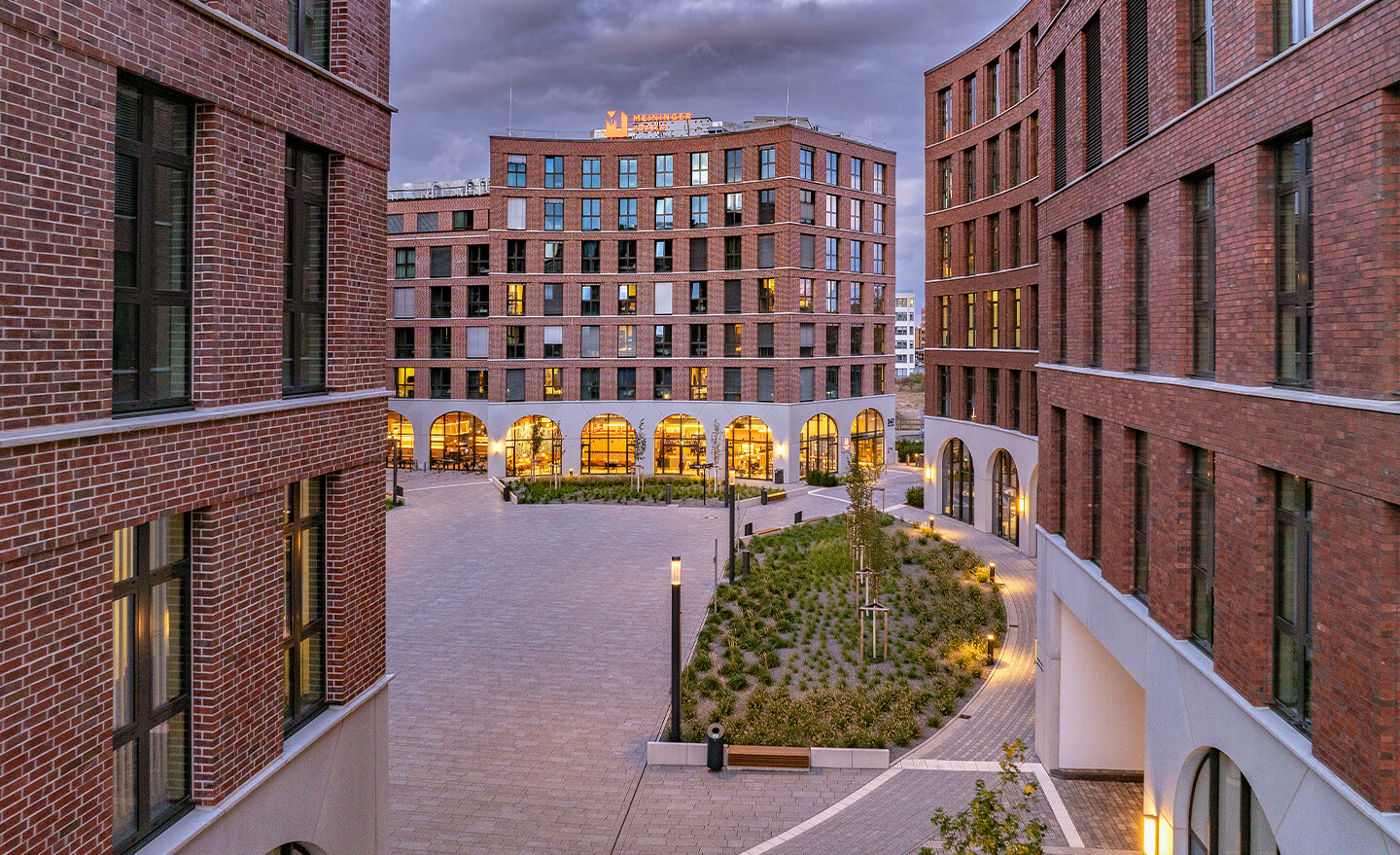 Hochwertige Fassadengestaltung mit Faserbeton für moderne Büro- und Gewerbeimmobilien