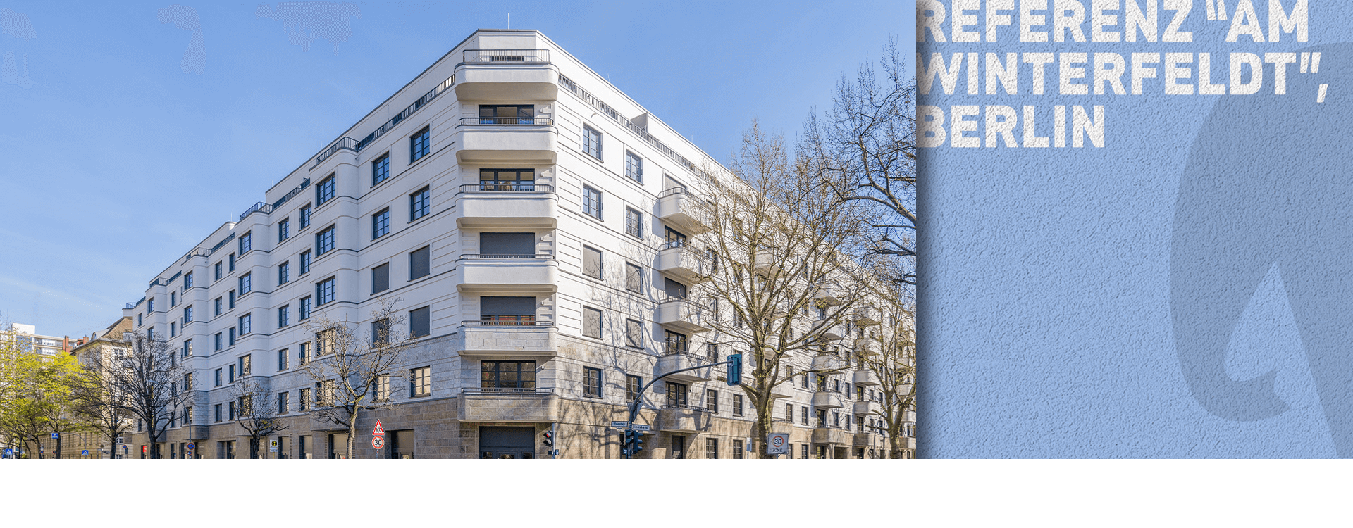 Weißes Wohngebäude in Winterfeldt mit Naturstein auf WDVS setzt neue Standards in der Fassadengestaltung.
