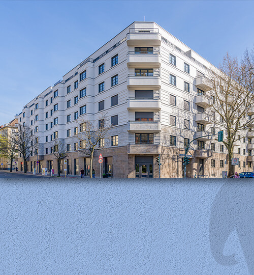Weißes Wohngebäude in Winterfeldt mit Naturstein auf WDVS setzt neue Standards in der Fassadengestaltung.