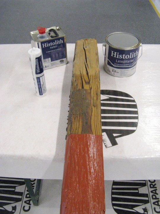 Gerissener Holzbalken: Schließen der Risse mit Histolith Sanopas Holzrisspaste, Leinölanstrich auf renoviertem Holz