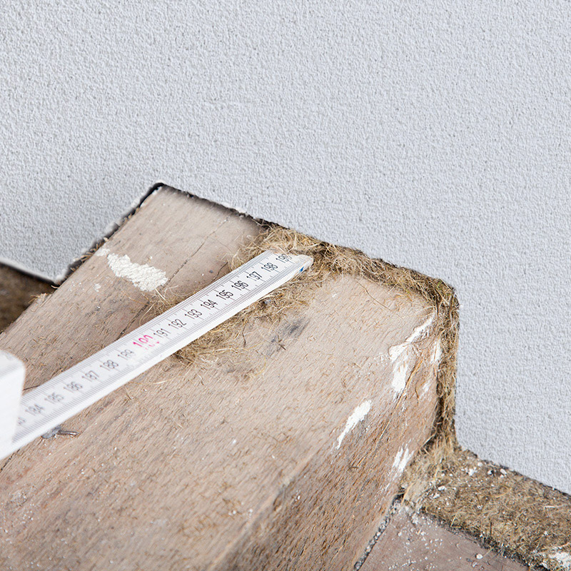 <b>13. Connection wooden beam</b><br /><br />
Prior to reinforcement, the gap between the insulation board and the wooden beam must be defibrated with hemp-felt insulation strips and the wool pushed back into the gap with the aid of e.g. a ruler. <br />&nbsp;