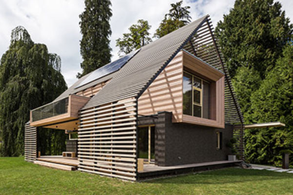 Passivhaus in zeitlosem Holz-Chic