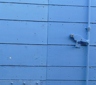 Farbig lackierte Fensterläden und Türen